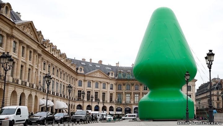 Скандальная елка на Вандомской площади в Париже